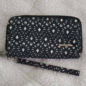 NEW Travelon Black and White Quilted Wristlet